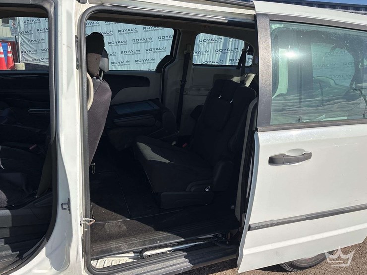 2012-dodge-grand-caravan-image-16