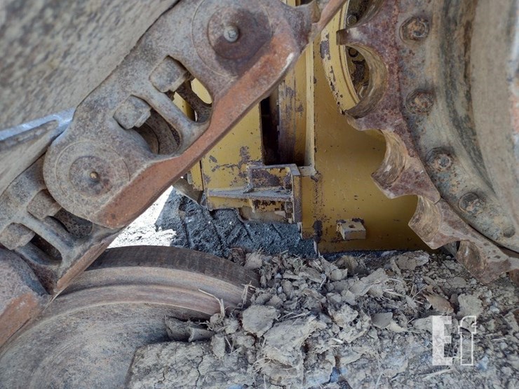 2014-caterpillar-d6t-xw-image-28