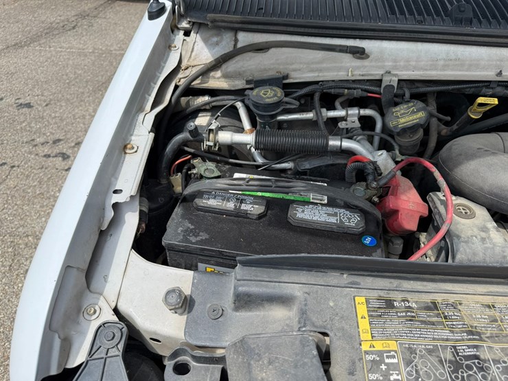 2011-ford-cargo-image-24