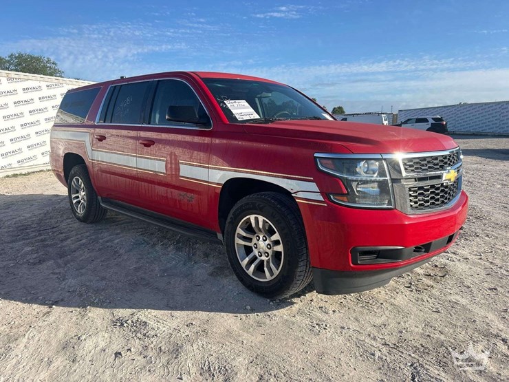 2016-chevrolet-suburban-image-2
