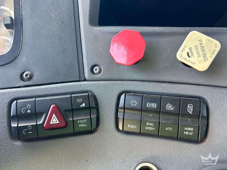 2012-freightliner-cascadia-125-image-18