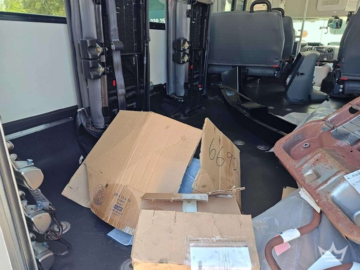 2017-ford-e450-image-28