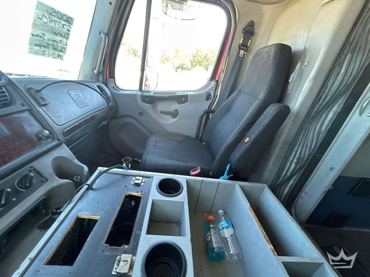 2005-freightliner-fld120-image-18