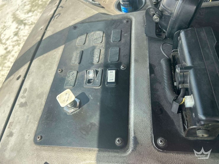 2015-peterbilt-320-image-15