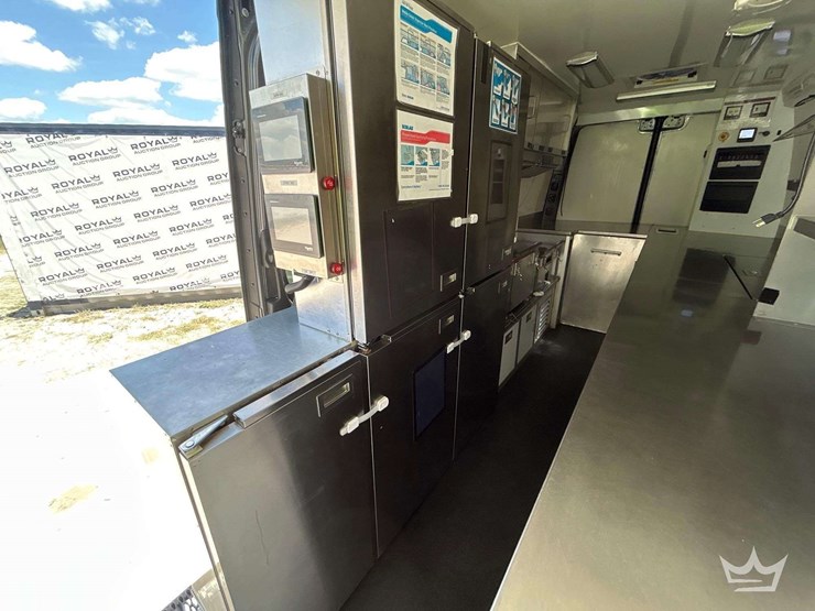 2021-mercedes-benz-sprinter-4500-image-26