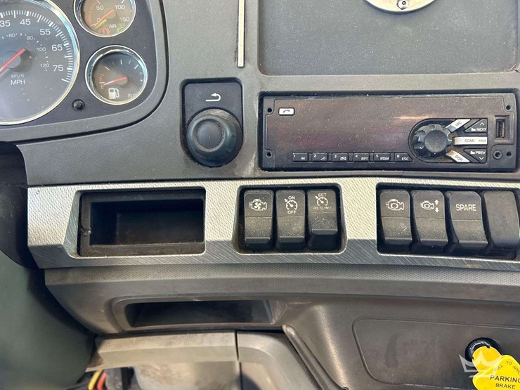 2017-kenworth-t880-image-26