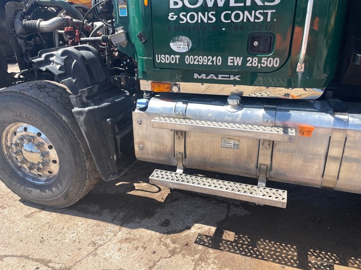 #4014-•-2013-quad-axle-mack-dump-truck-(has-wi-title)-image-47