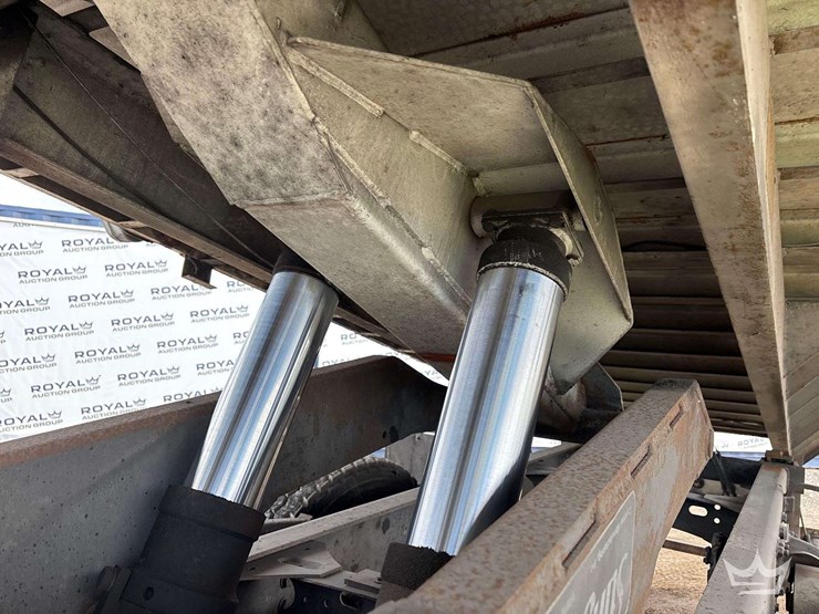 2015-freightliner-m2-106-image-29