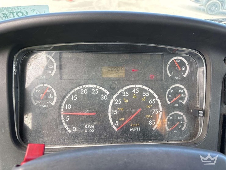 2007-freightliner-m2-106-image-28