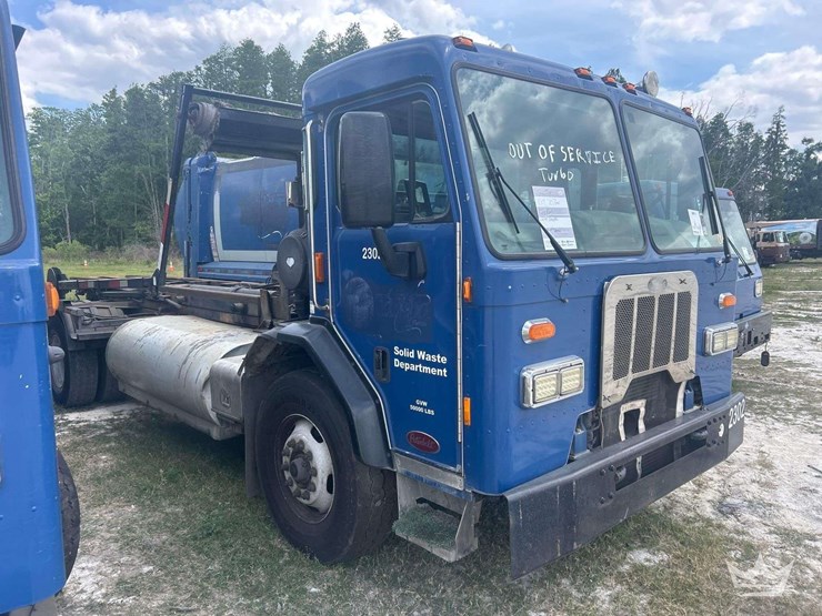 2015-peterbilt-320-image-2