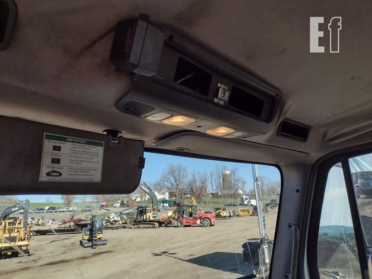 2015-freightliner-business-class-m2-106-image-11