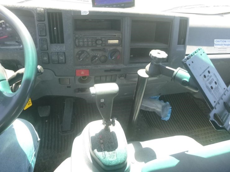 2014-isuzu-nqr-image-17