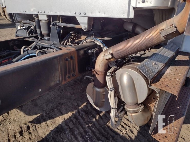 2015-freightliner-business-class-m2-106-image-30