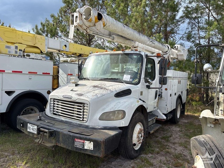 2010-freightliner-m2-106-image-1