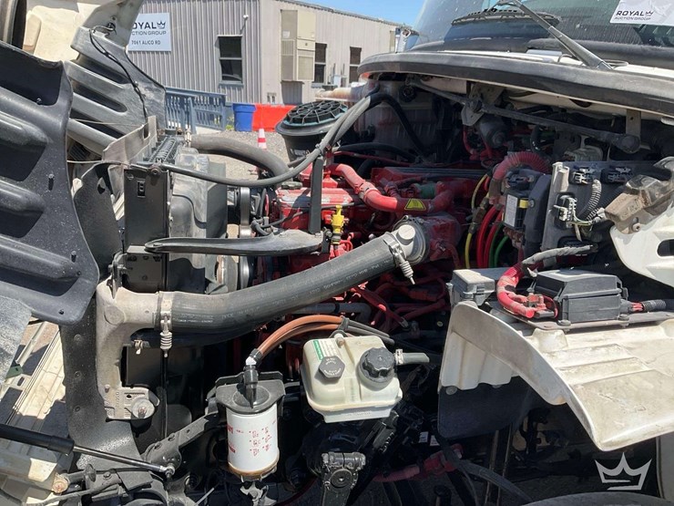 2016-freightliner-m2-106-image-9