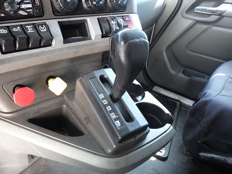 2016-kenworth-t680-image-25