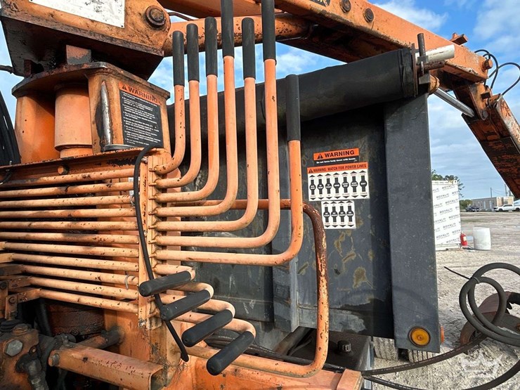 2015-freightliner-m2-106-image-23
