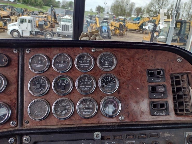2005-peterbilt-379-image-8