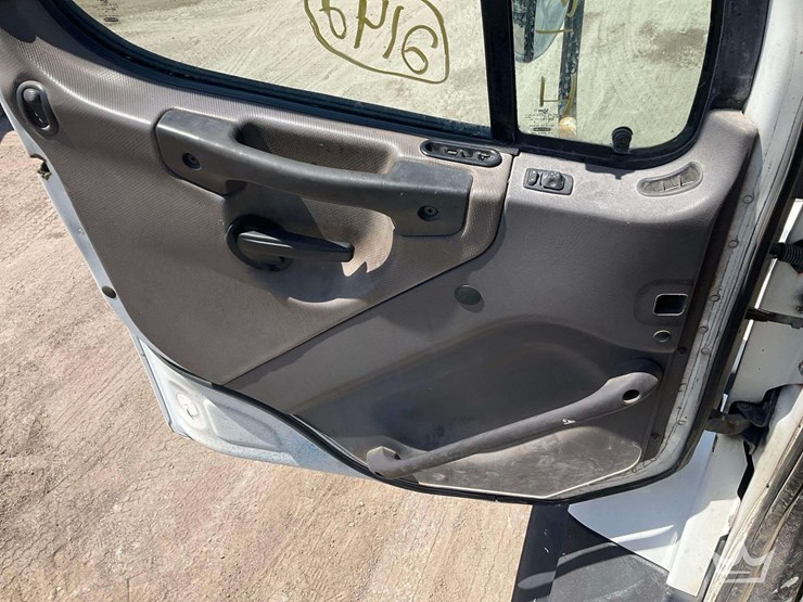 2014-freightliner-114sd-image-16