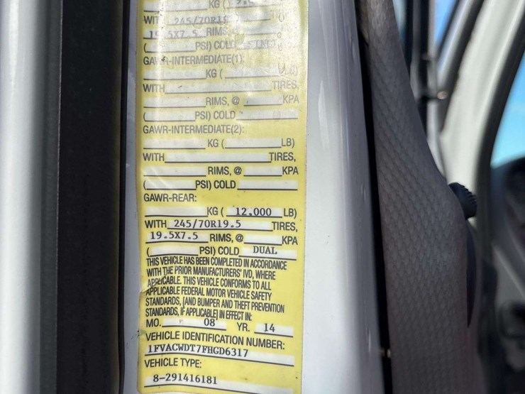 2015-freightliner-m2-106-image-5