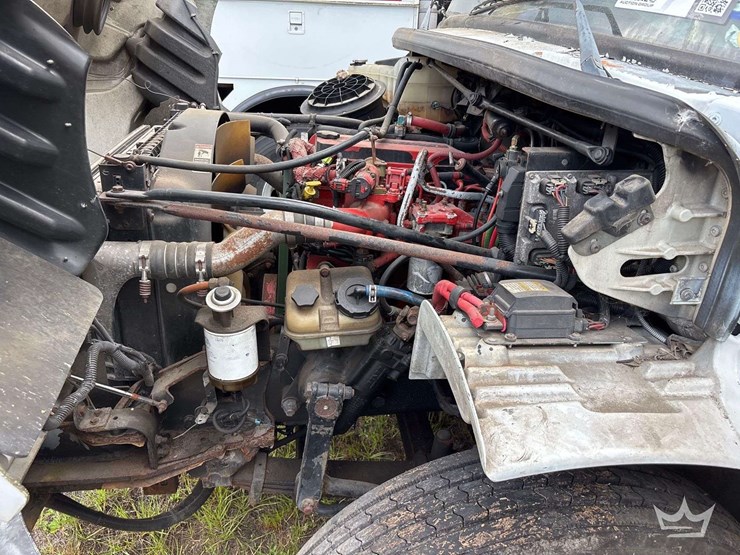 2010-freightliner-m2-106-image-31