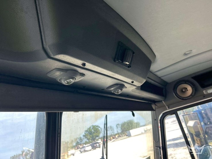 2019-peterbilt-520-image-26