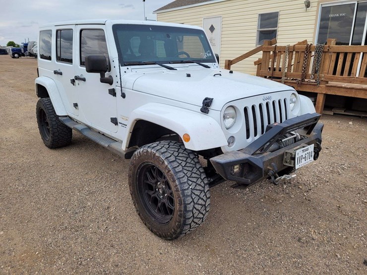2014-jeep-wrangler-unlimited-sahara-image-4