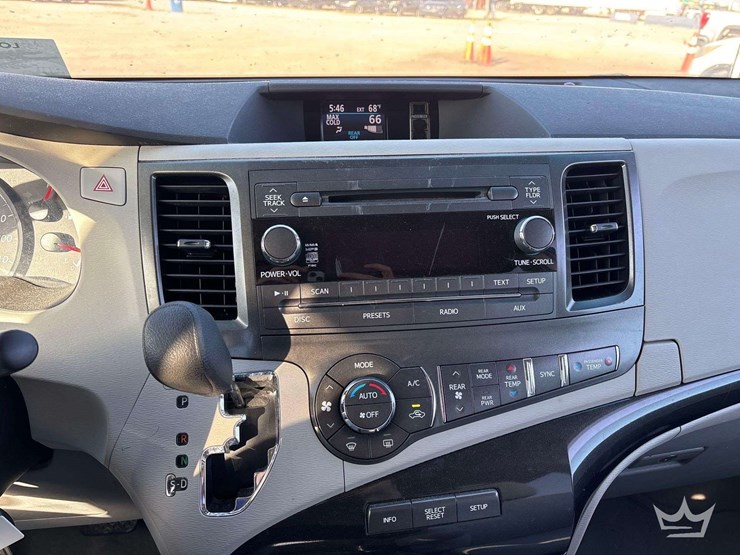 2013-toyota-sienna-image-17