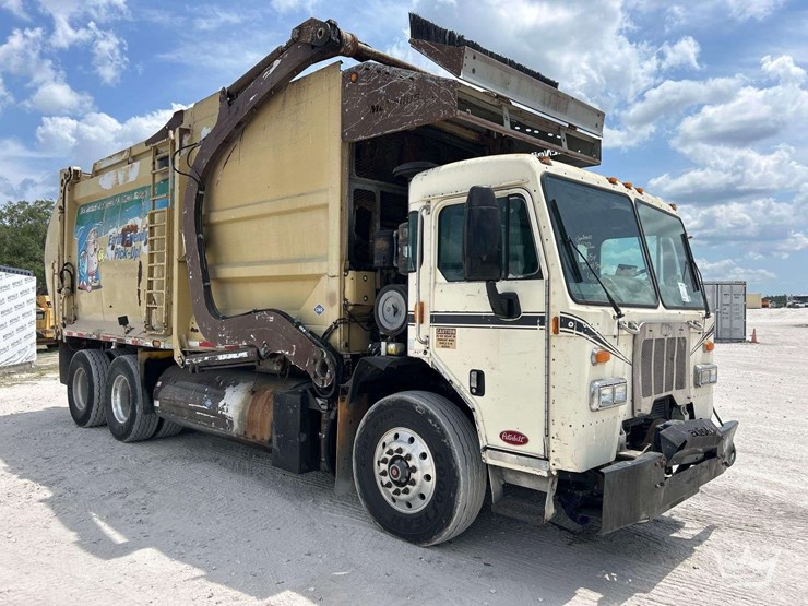 2015-peterbilt-320-image-2