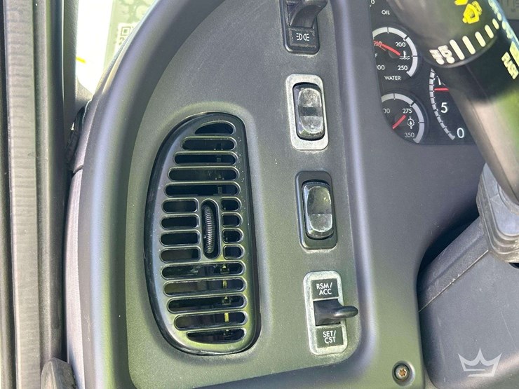 2010-freightliner-m2-106-image-15