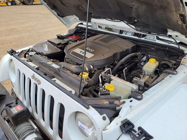 2014-jeep-wrangler-unlimited-sahara-image-23