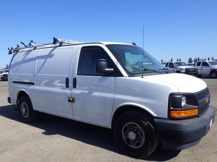 2017-chevrolet-express-2500-image-2