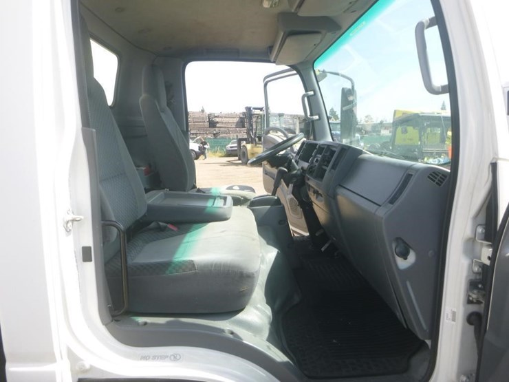 2013-isuzu-npr-image-13
