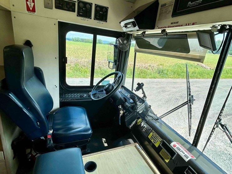 2011-thomas-saf-t-liner-image-15
