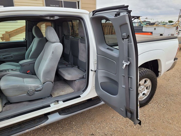 2010-toyota-tacoma-sr5-image-10