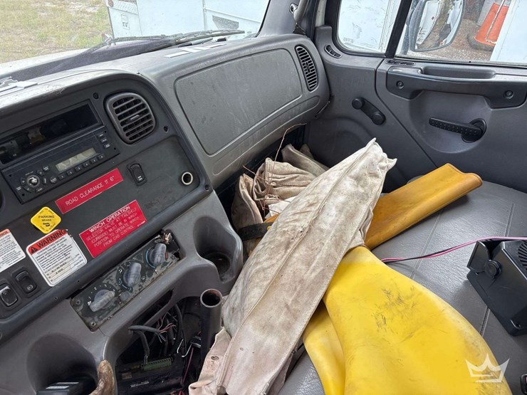 2010-freightliner-m2-106-image-44