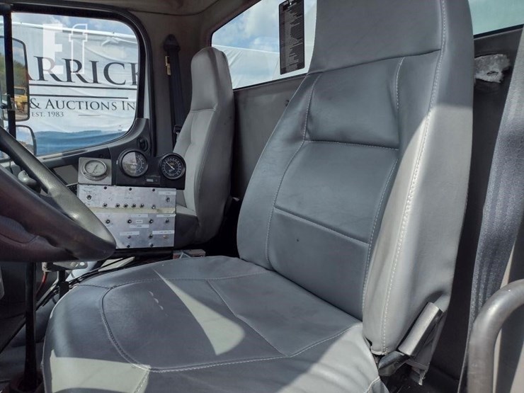 2007-freightliner-business-class-m2-106-image-14