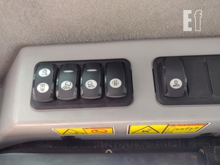 2016-caterpillar-246d-image-10