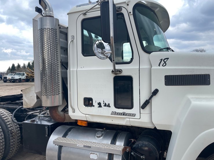 #4030-•-2005-mack-tractor-unit-18-image-47
