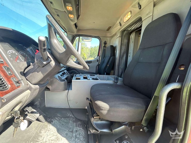 2005-freightliner-fld120-image-12