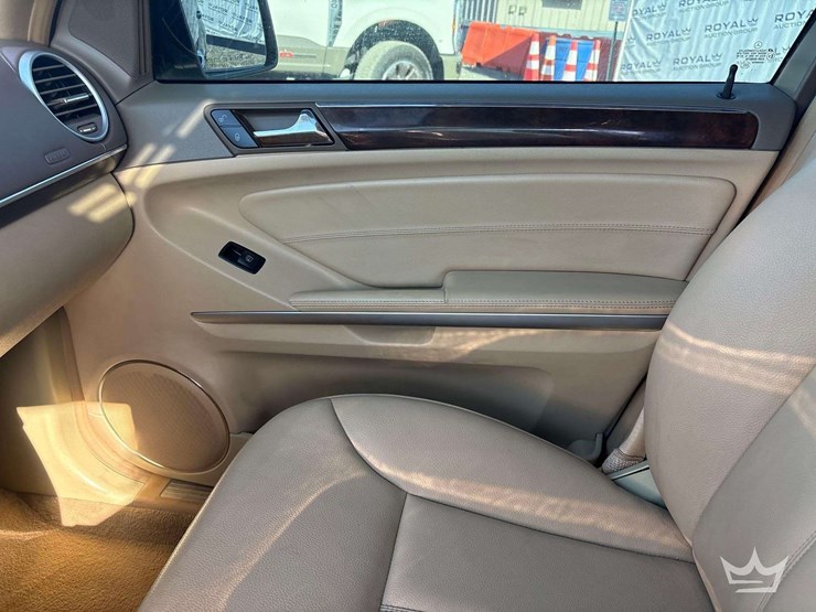 2012-mercedes-benz-gl450-image-18