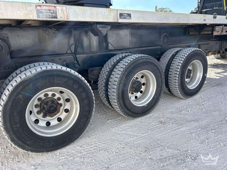 2011-peterbilt-365-image-39