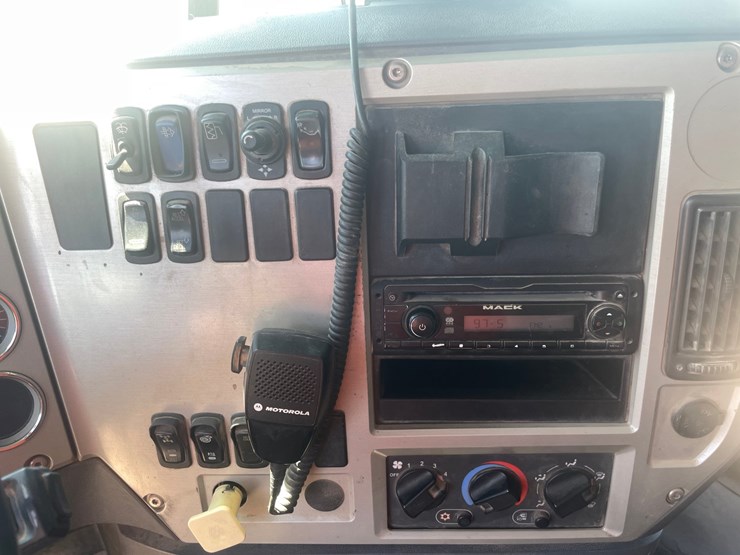 2013-mack-granite-104fr-image-99
