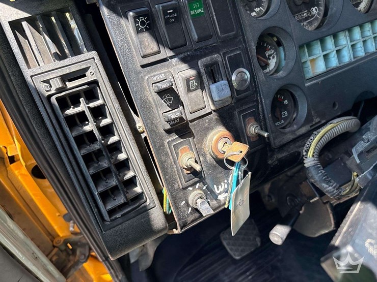 1999-freightliner-fl112-image-30