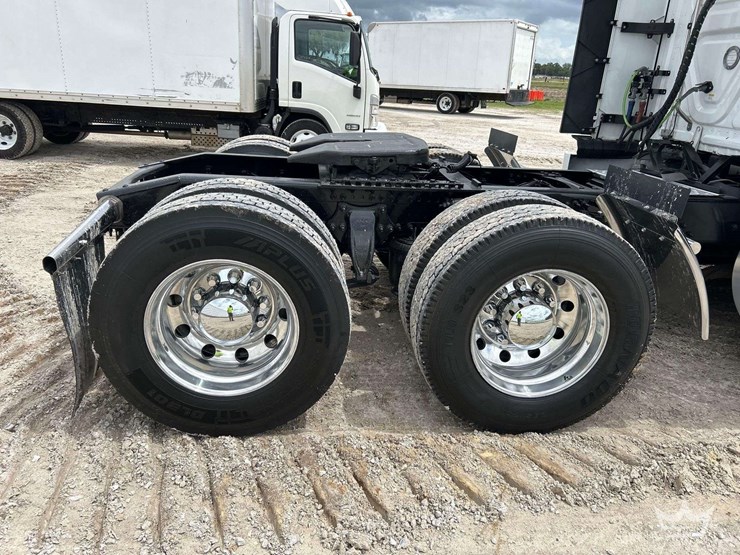 2024-freightliner-cascadia-126-image-24