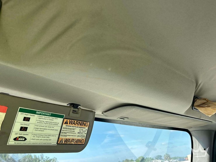 2019-freightliner-m2-106-image-17