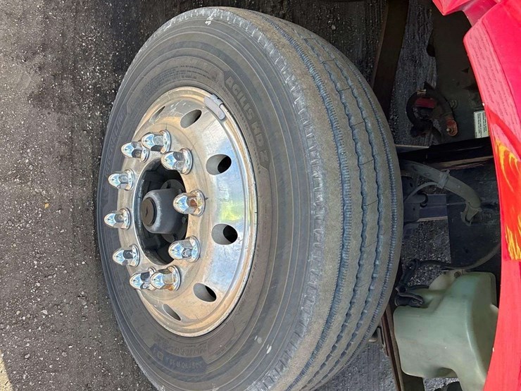 2015-freightliner-m2-106-image-40