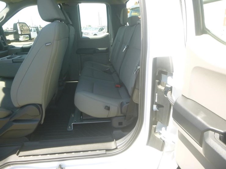 2022-ford-f550-image-23