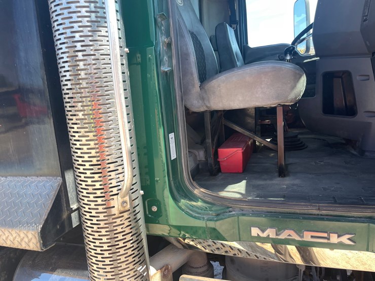 #4014-•-2013-quad-axle-mack-dump-truck-(has-wi-title)-image-92
