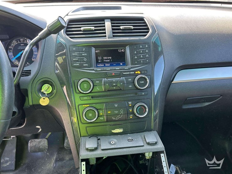 2016-ford-explorer-image-17